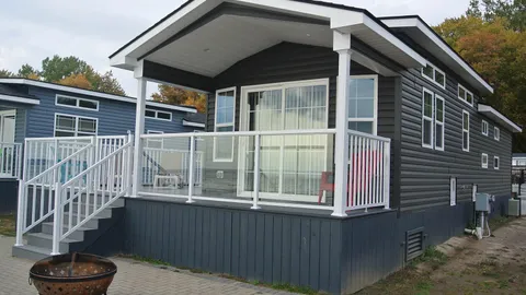 Luxury Lakefront Cottage 3 Bedroom — image 1 of 8