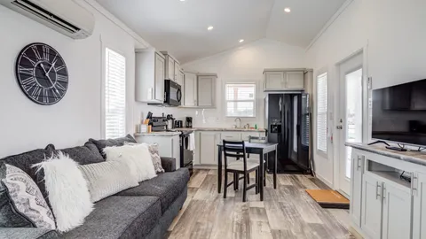 1 Bedroom Park Model Deluxe — image 2 of 5