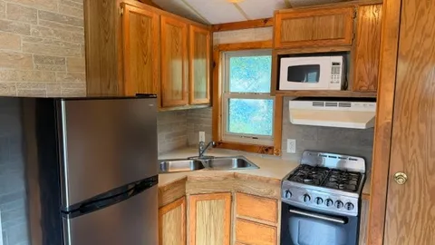 Cabin / Tiny House — image 2 of 10