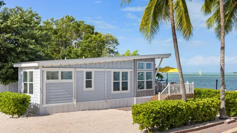 Waterfront Keys Cottage Sleeps 4 — image 1 of 10