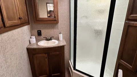 Rental RV- Middle — image 2 of 8