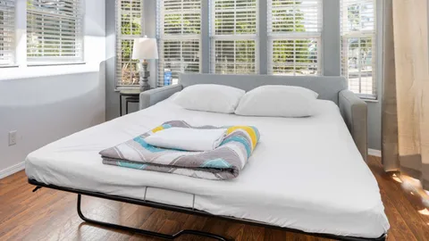 Keys Cottage with Sleeping Loft Sleeps 7 — image 2 of 9