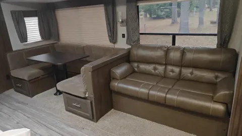 RV1 — image 2 of 8