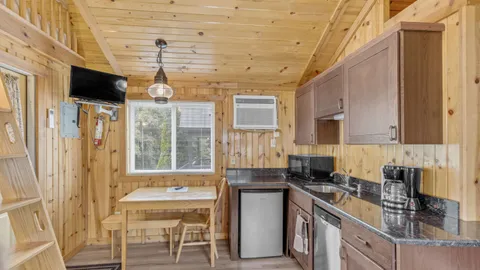 Deluxe Cabin — image 9 of 9