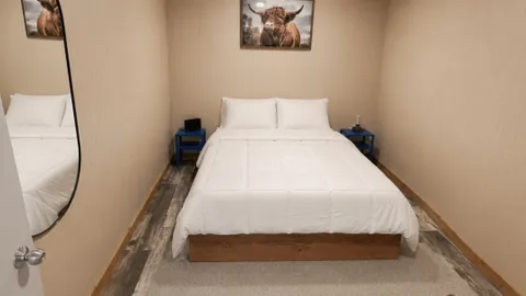 Queen Cabin — image 1 of 2