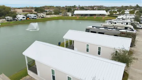1 Bedroom Park Model Deluxe Lakefront — image 1 of 4