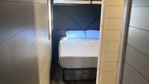 Deluxe Cabin — image 2 of 9
