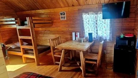 Basic Cabin — image 2 of 4