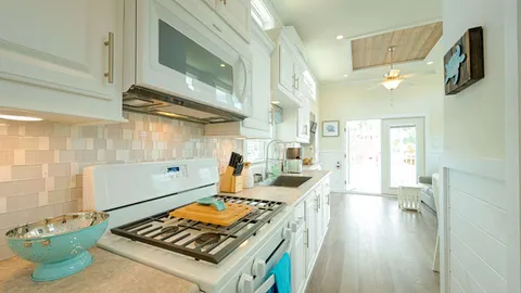 Carolina Cottage 1 Bedroom w/ Rooftop Terrace — image 2 of 12