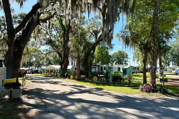 Inglis Lakeside RV Park – photo 1