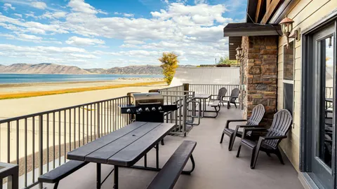 Beach Hotel - Lake View Superior Suite (Sleeps 6) — image 1 of 9