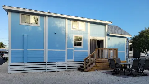 Two Bedroom Keys Cottage with Double Sleeping Loft Sleeps 8 — image 1 of 6