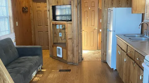 Standard Lakefront Cabin Rental 1 Bedroom — image 6 of 6