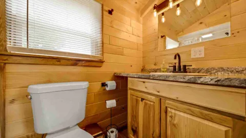 Lakeside Cabin — image 2 of 6