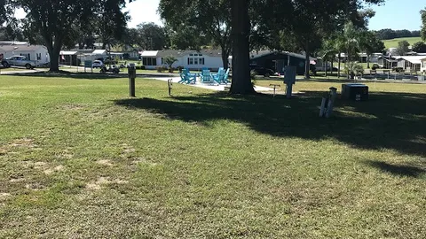 Grassy Full Hookup RV Site w/Tree — image 1 of 1