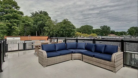 Luxury Lakefront Diamond Cottage 2 Bedroom w/ Rooftop Patio — image 15 of 15