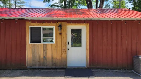 Maple Cabin — image 2 of 33
