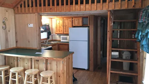 Deluxe Cabin w/ Porch — image 3 of 3