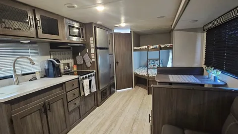 Fish Glamp RV — image 8 of 8