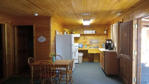 Deluxe Two Bedroom Cabin — image 2 of 7