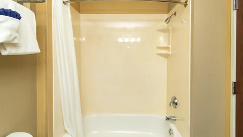 2 Queen Beds — image 5 of 5