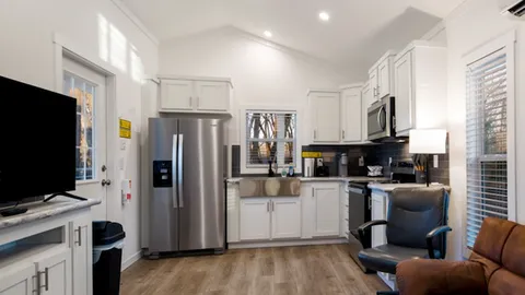 Deluxe Cabin — image 2 of 4