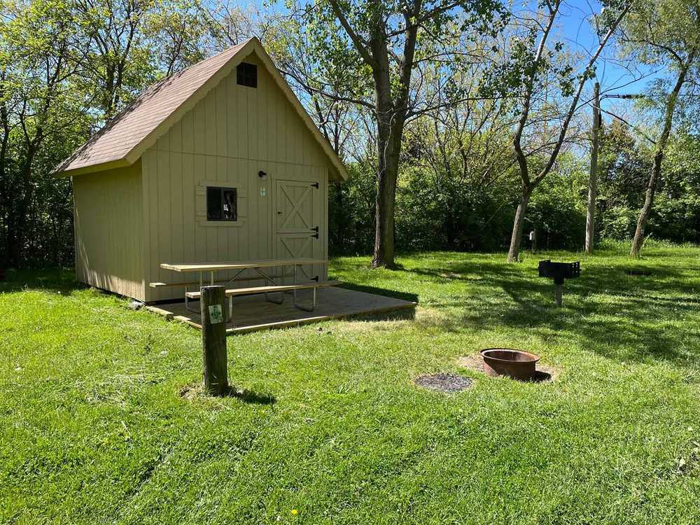 4 PERSON CABIN + AC & FRIDGE