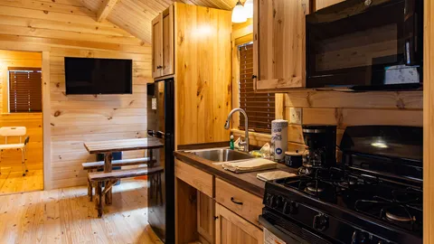 Deluxe Acorn Cottage — image 2 of 8