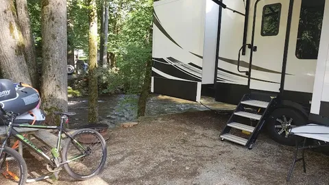 Creekside RV — image 1 of 11