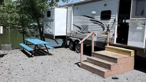 Coachmen Camper — image 1 of 5