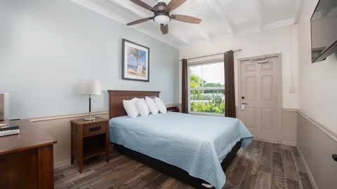 Motel 1 Queen Bed — image 3 of 3