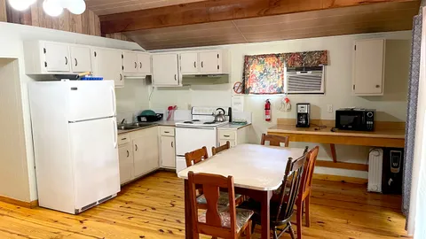 Cabin 10 — image 2 of 7