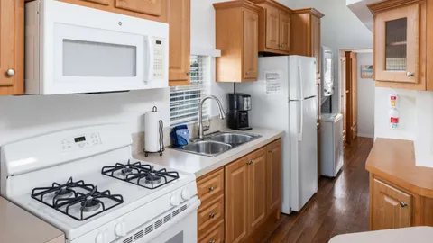 Keys Cottage with Sleeping Loft Sleeps 7 — image 9 of 9
