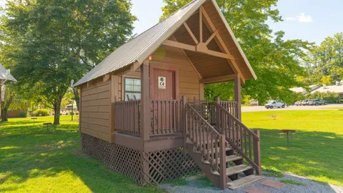 Small Cabin — image 2 of 10