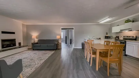 Sandstone Lodge — image 2 of 6