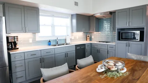 Large Beach Bungalow — image 9 of 9