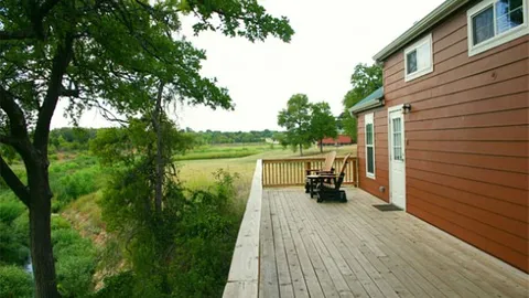 Deluxe 1 Bedroom Cabin — image 1 of 9