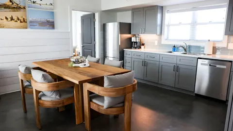 Large Beach Bungalow — image 9 of 9