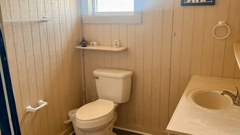 2 Bedroom, 1 Bath UnStocked - 10 people — image 6 of 6