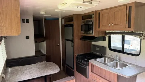 Sm Travel Trailer Sleeps (4) — image 1 of 2