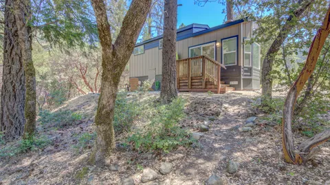 River’s Edge Cabin — image 2 of 10