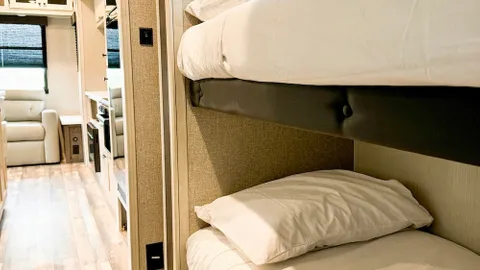 RV Rental 2BR/2BA - Pet-Friendly 6 Guests — image 2 of 15