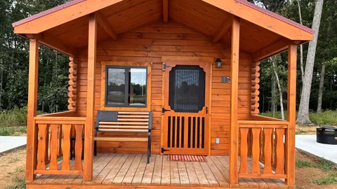 Lakehouse Resort 'Merica Dormer 5 near Rend Lake — image 1 of 12