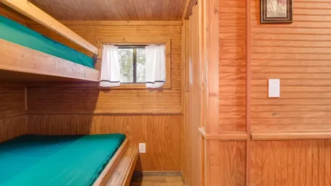 Deluxe Cabin — image 2 of 6