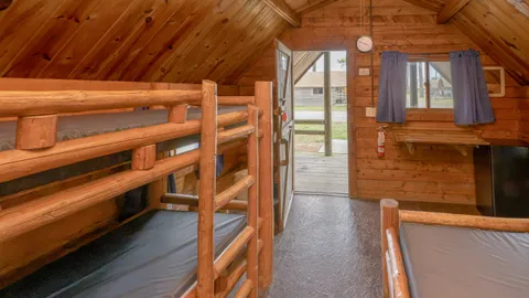 Small Cabin — image 2 of 8