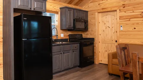 Oak Trail Cabin — image 2 of 9