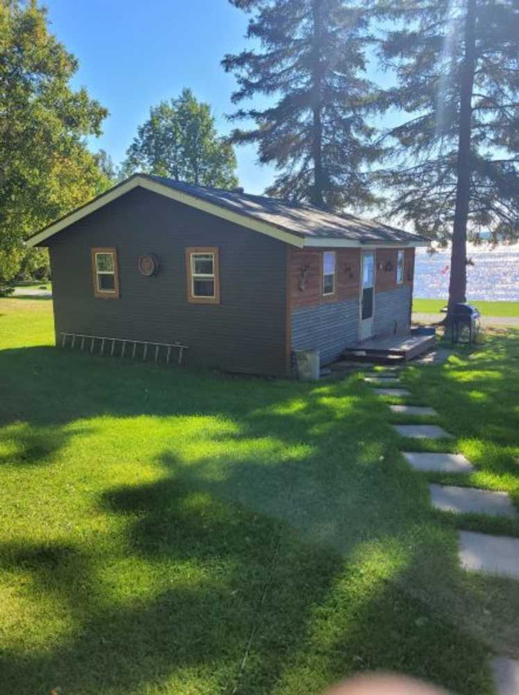 Cabin #4 - Deluxe 2 Bedroom Lakefront Cabin w/ 2 Doubles, 1 Single, and 1 Bunk