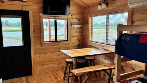 Lakehouse Resort 'Merica Dormer 5 near Rend Lake — image 2 of 12