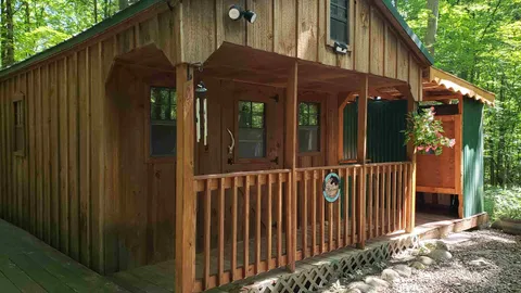 Deluxe Bear Cabin - Sleeps 4 — image 8 of 8