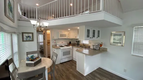 Keys Cottage with Sleeping Loft Sleeps 8 — image 2 of 4
